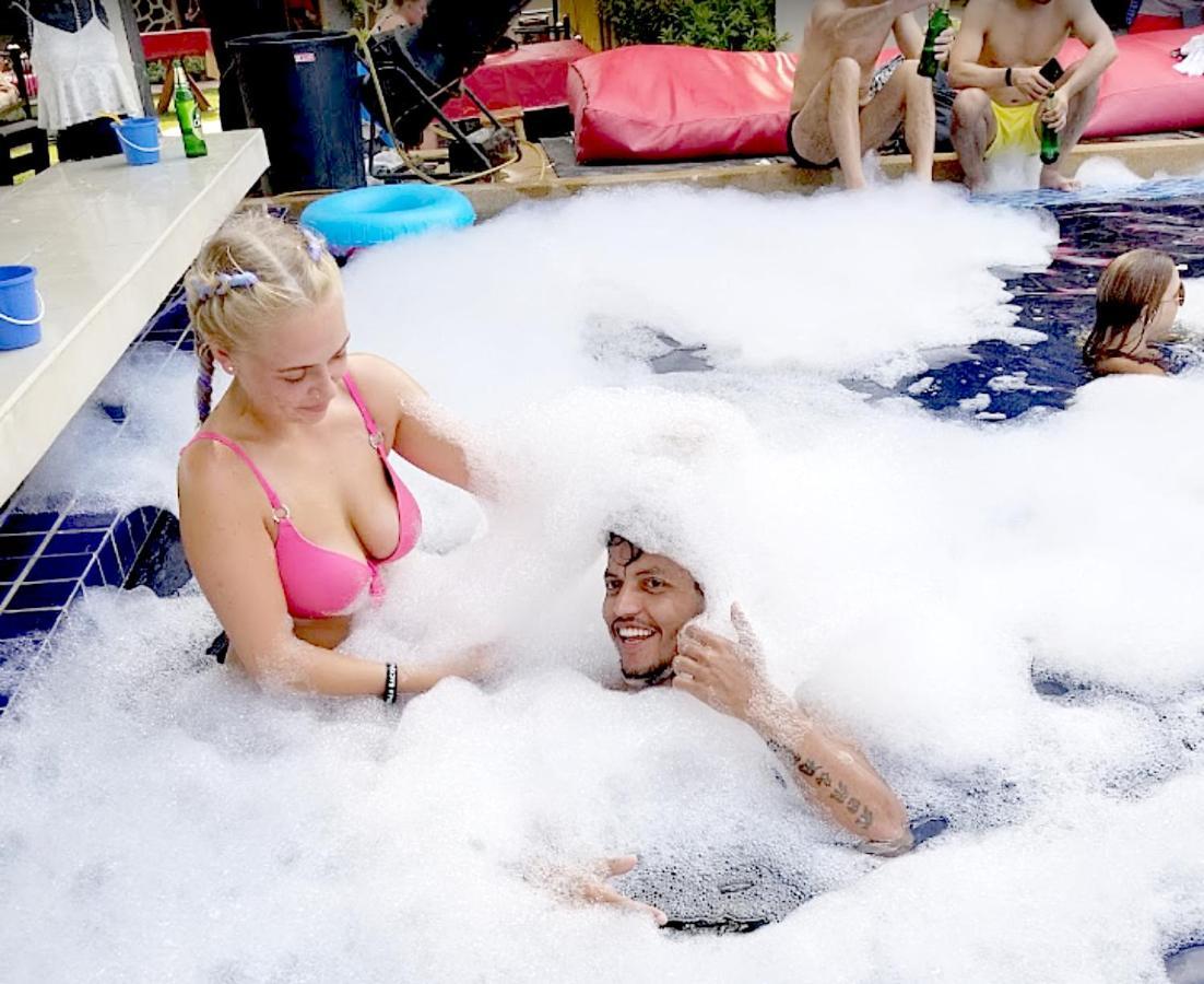 Wet! A Pool Party Hostel By Wild & Wandering Haad Rin Bagian luar foto
