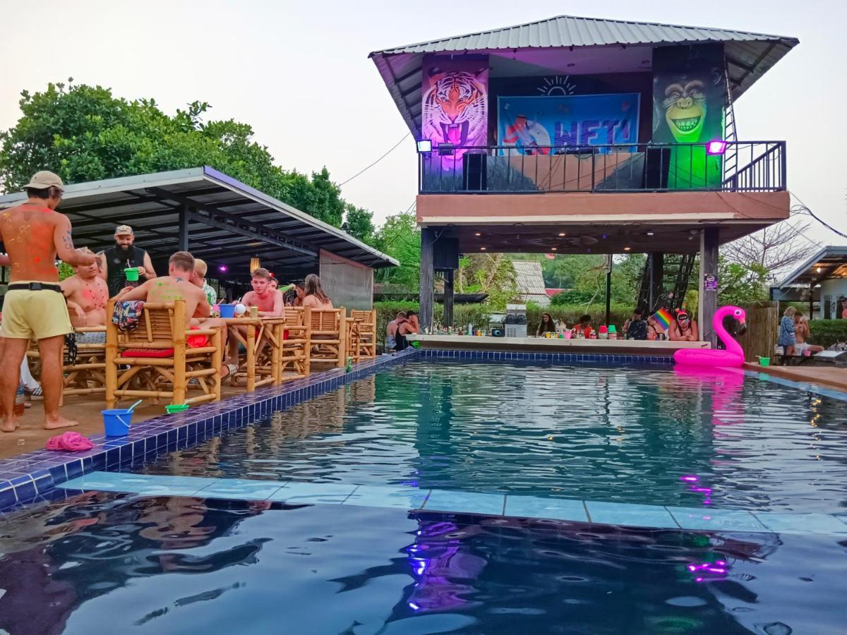 Wet! A Pool Party Hostel By Wild & Wandering Haad Rin Bagian luar foto