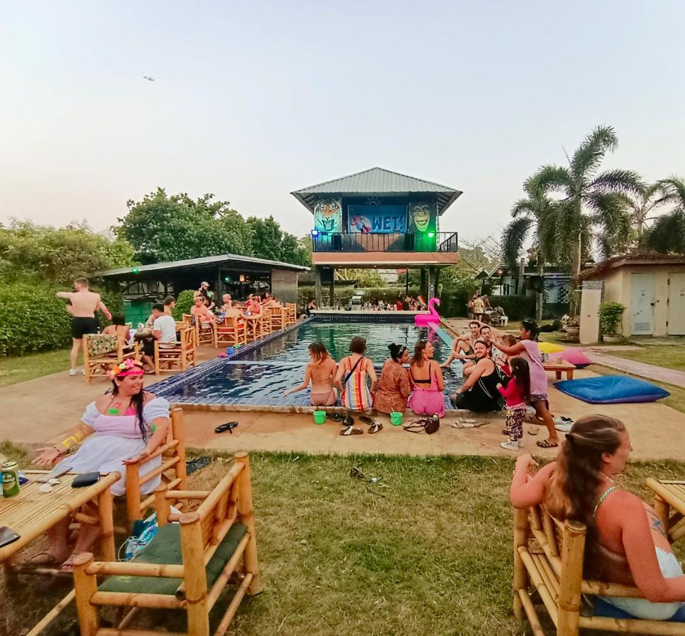 Wet! A Pool Party Hostel By Wild & Wandering Haad Rin Bagian luar foto
