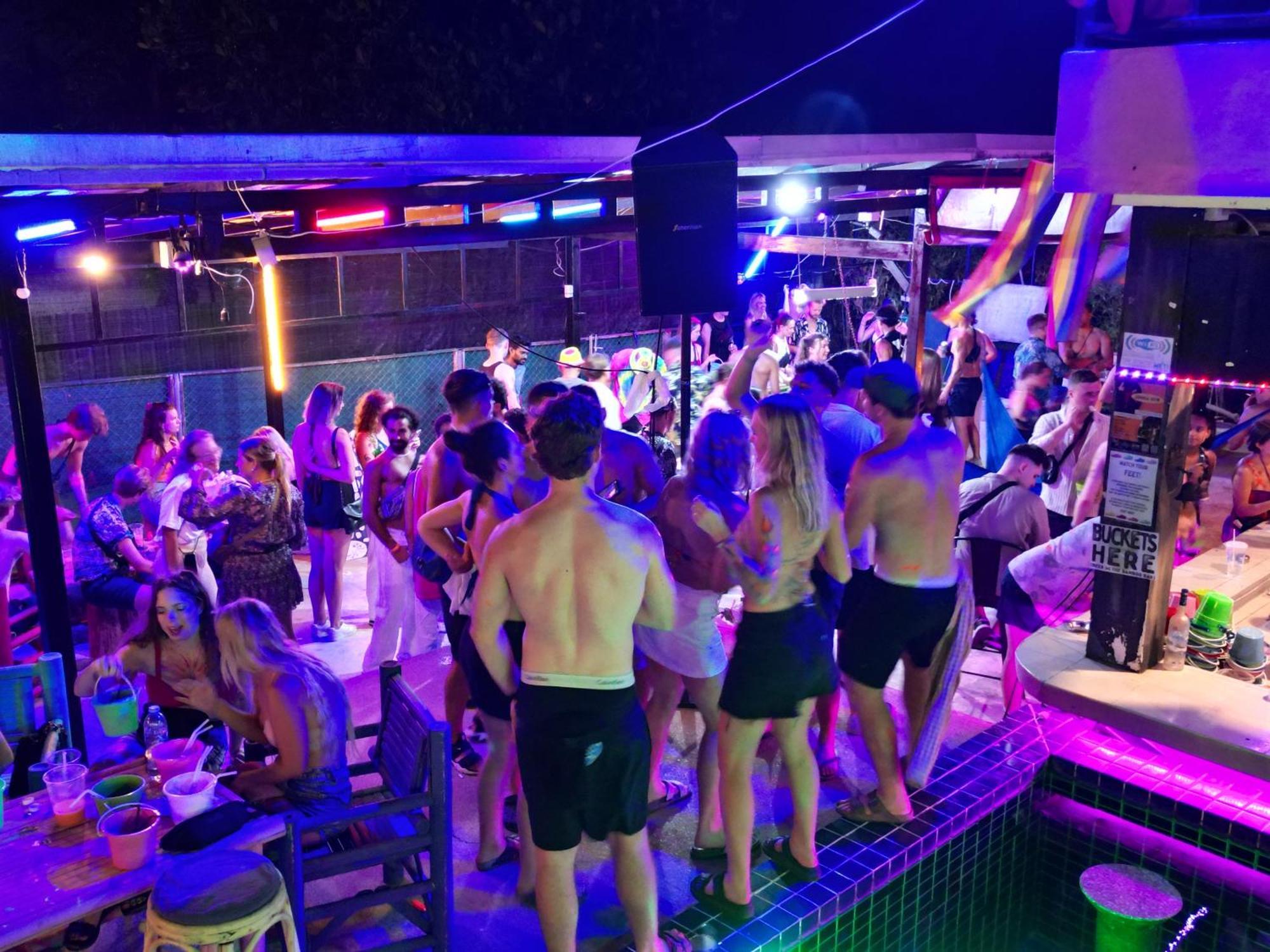 Wet! A Pool Party Hostel By Wild & Wandering Haad Rin Bagian luar foto