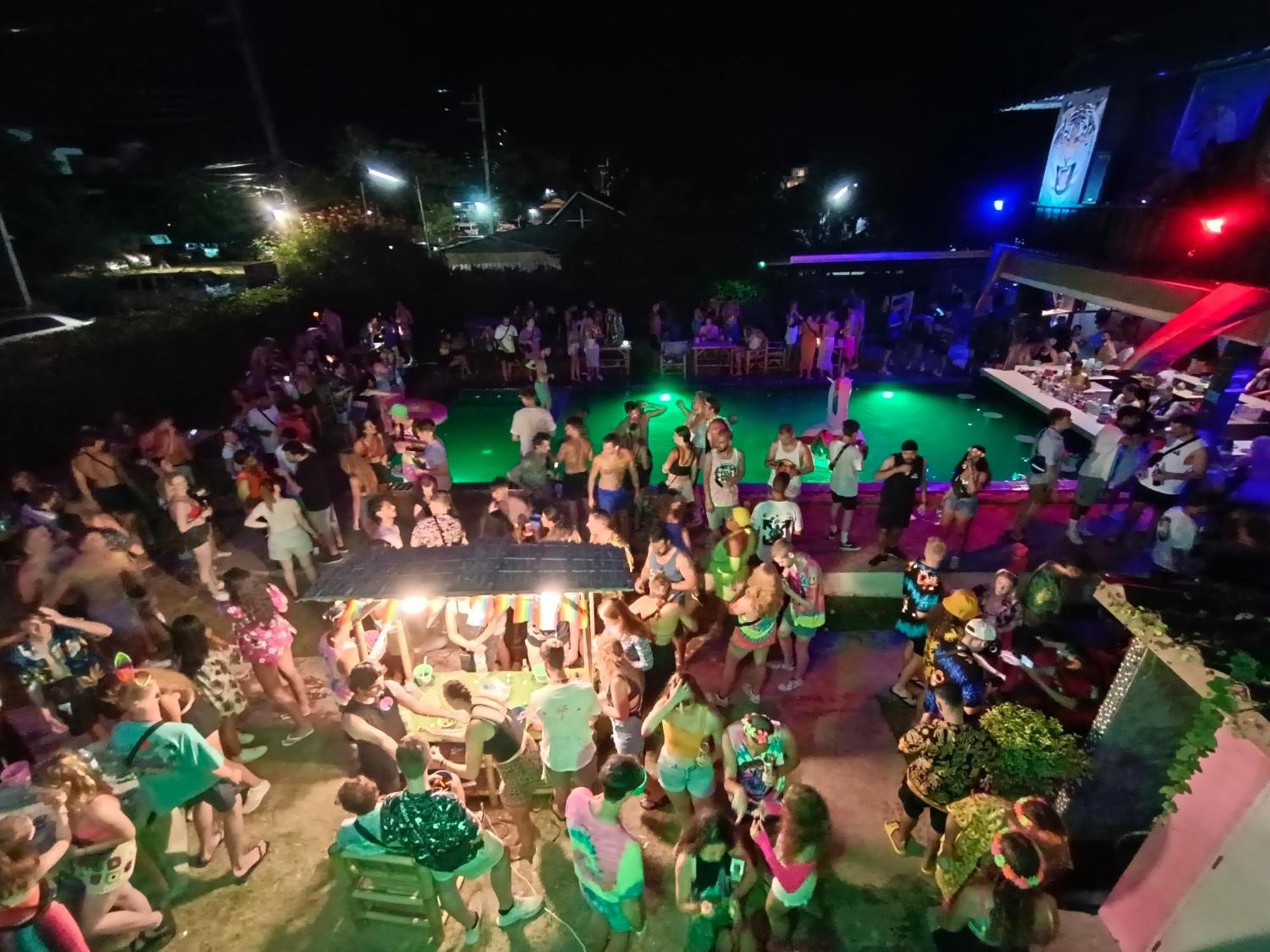 Wet! A Pool Party Hostel By Wild & Wandering Haad Rin Bagian luar foto