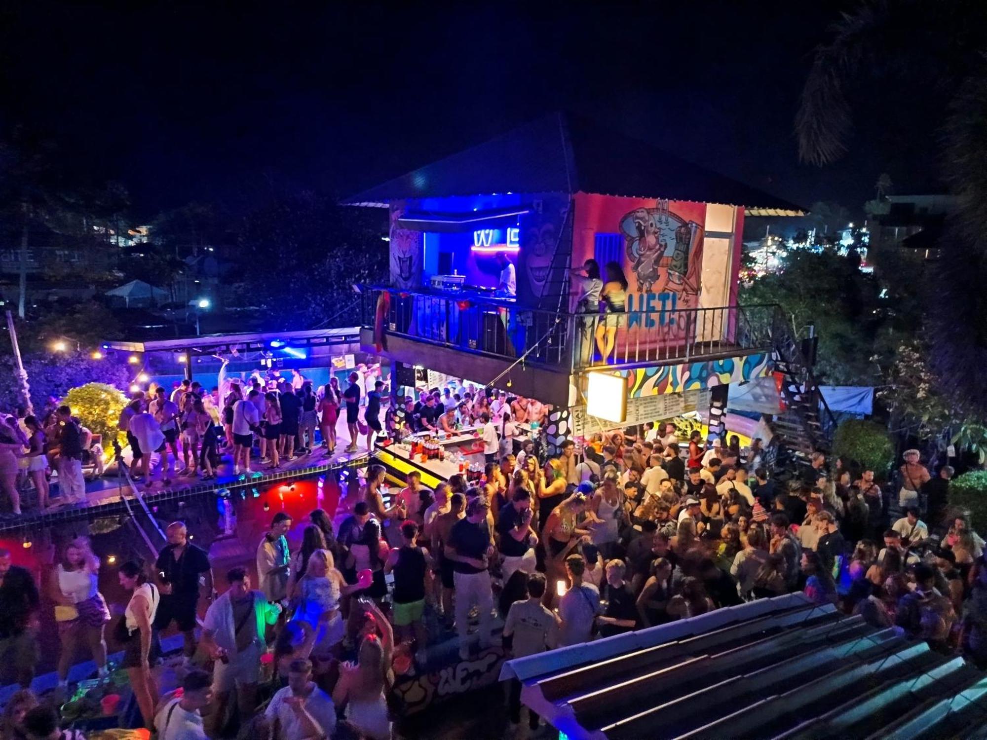 Wet! A Pool Party Hostel By Wild & Wandering Haad Rin Bagian luar foto