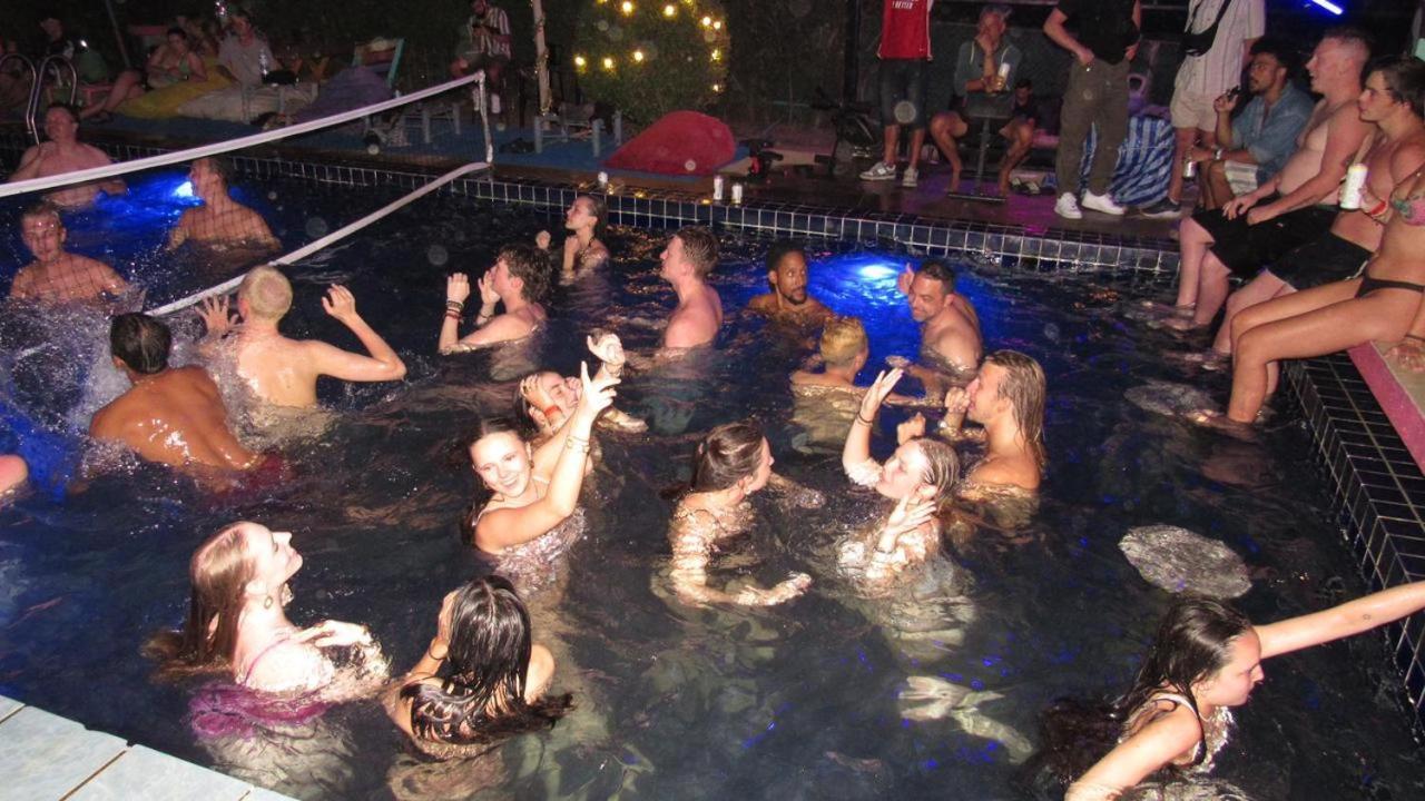 Wet! A Pool Party Hostel By Wild & Wandering Haad Rin Bagian luar foto